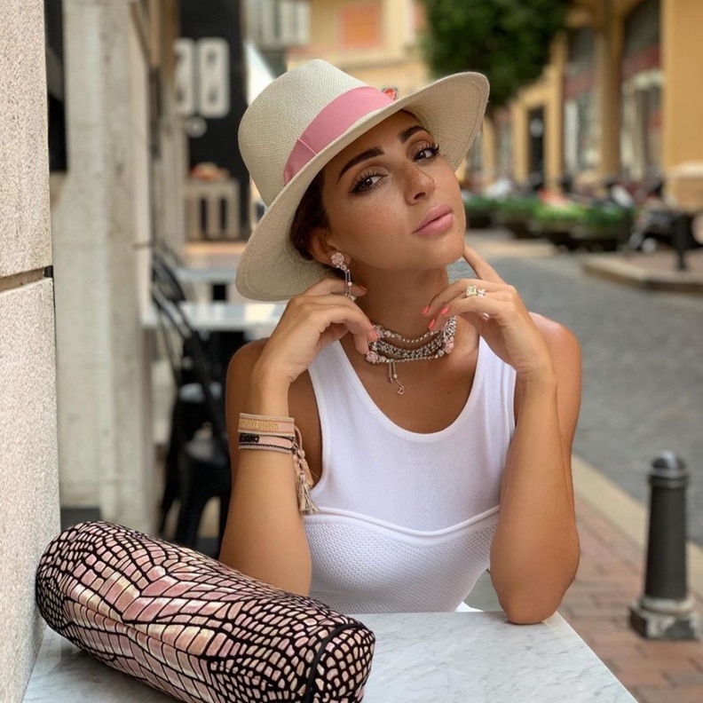 اطلالات ميريام فارس بقبعات القش