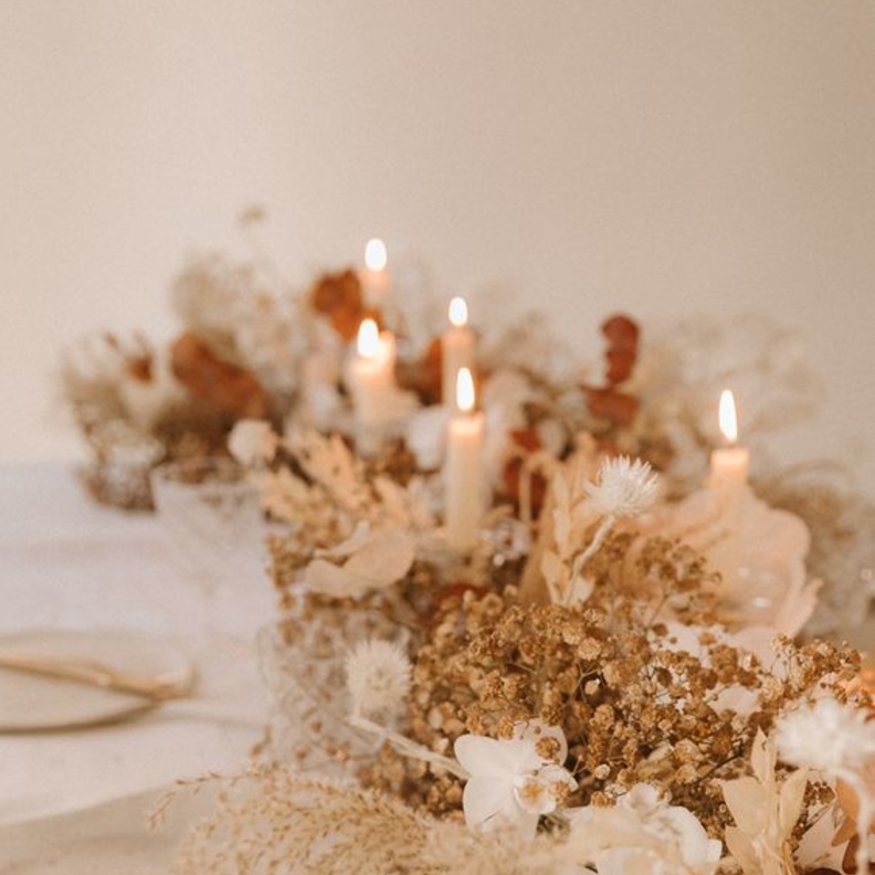 ثيم الزفاف بزينة الشموع و الورود لعروس خريف 2020