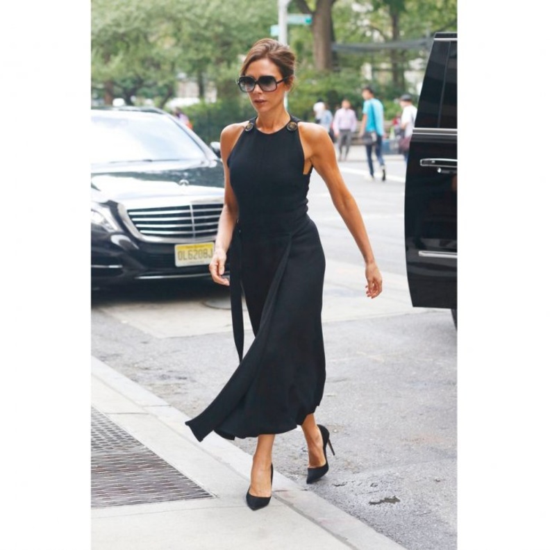 موديلات فساتين ماكسي سوداء مستوحاة من فيكتوريا بيكهام