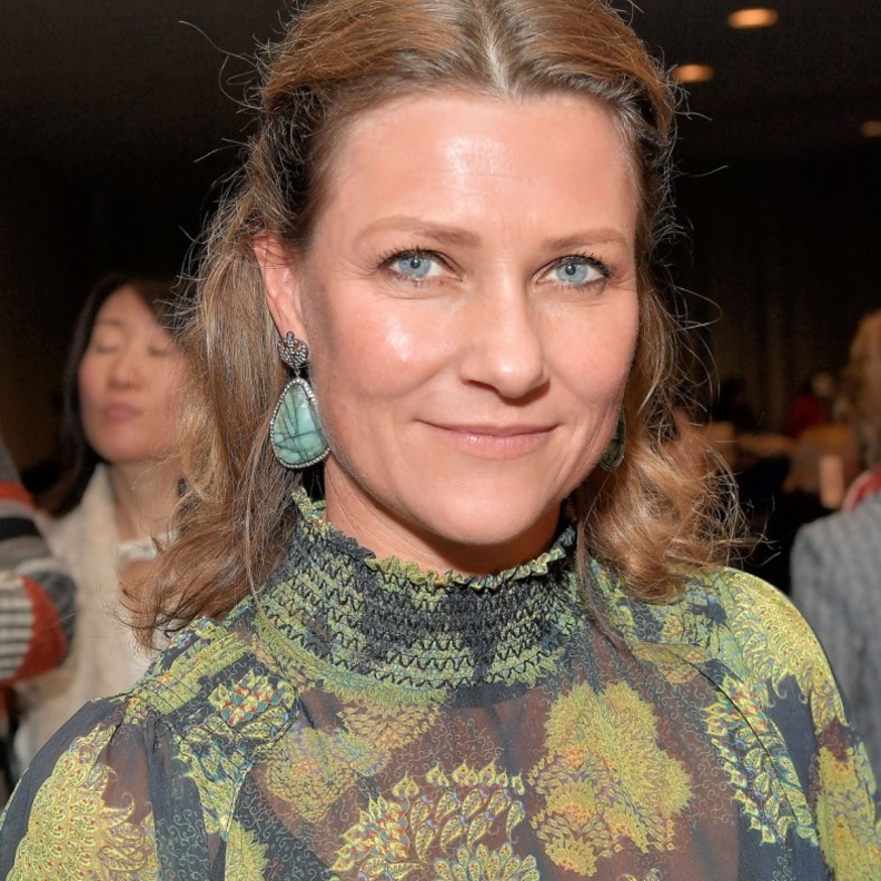  الأميرة مارثا لويز ترتدي أقراط الأحجار الكريمة