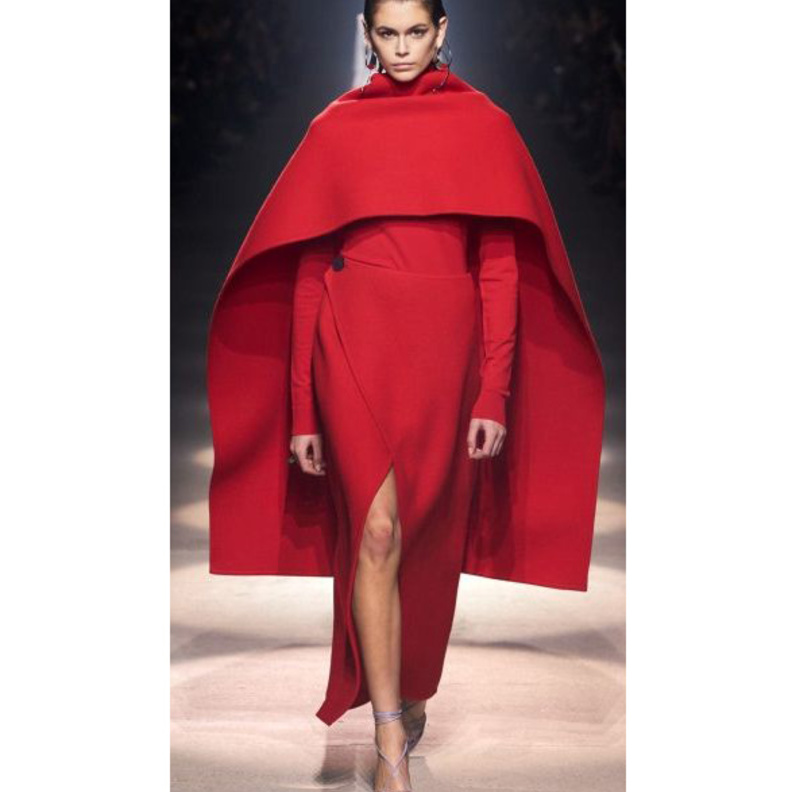 الفستان مع الكاب الاحمر من Givenchy