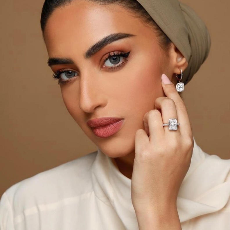 خبيرة المكياج السعودية يارا النملة