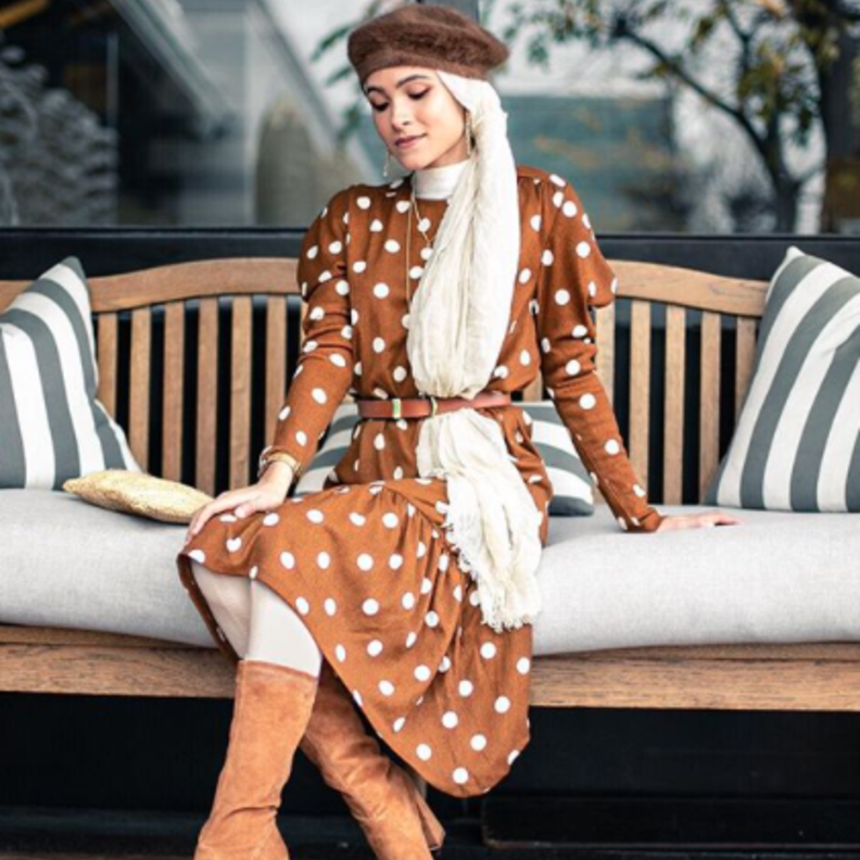 ستايل عصري وشبابي اختارت فيه نبيلة كريم فستان بني مزيّن بالنقط البيضاء الكبيرة