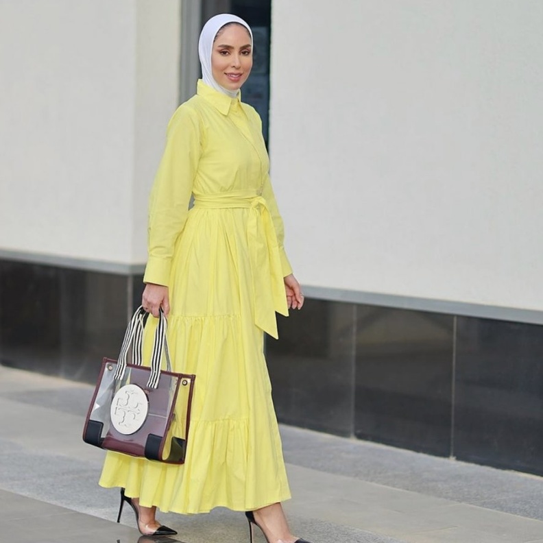 فاطمة العوضي في فستان ماكسي باللون الأصفر