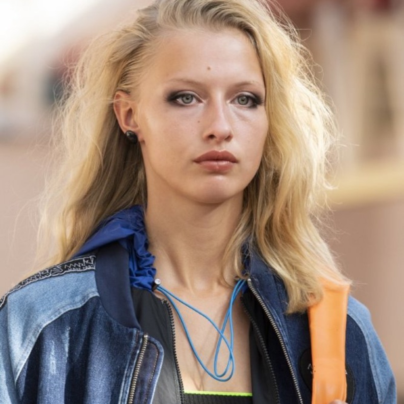 تسريحات شعر منسدلة مع الغرة الجانبية من Mark Fast