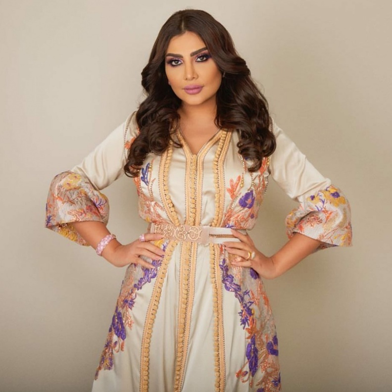 الشعر المنسدل الويفي يناسب المرأة الثلاثينية