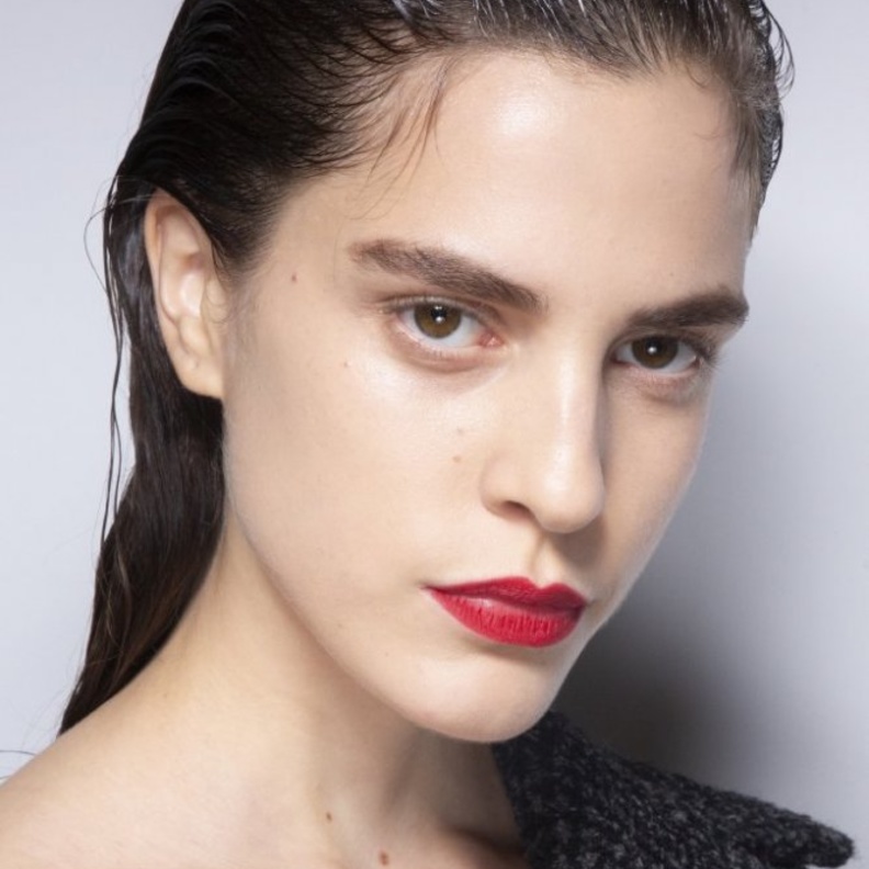 الوان احمر شفاه بتدرجات الاحمر القوي من دار Proenza Schouler