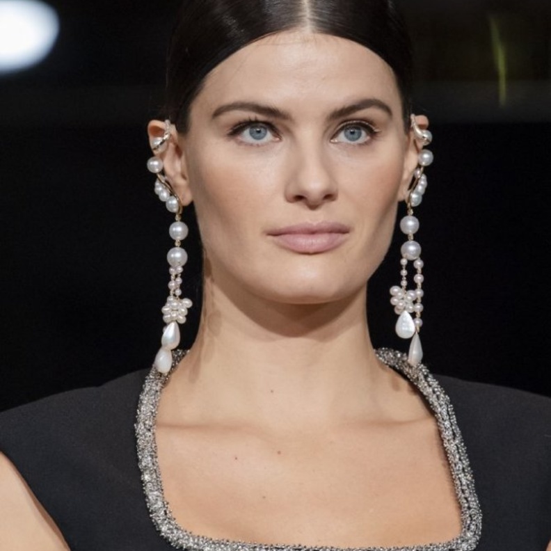  اطلالات عصرية بأقراط اللؤلؤ الطويلة من Prabal Gurung