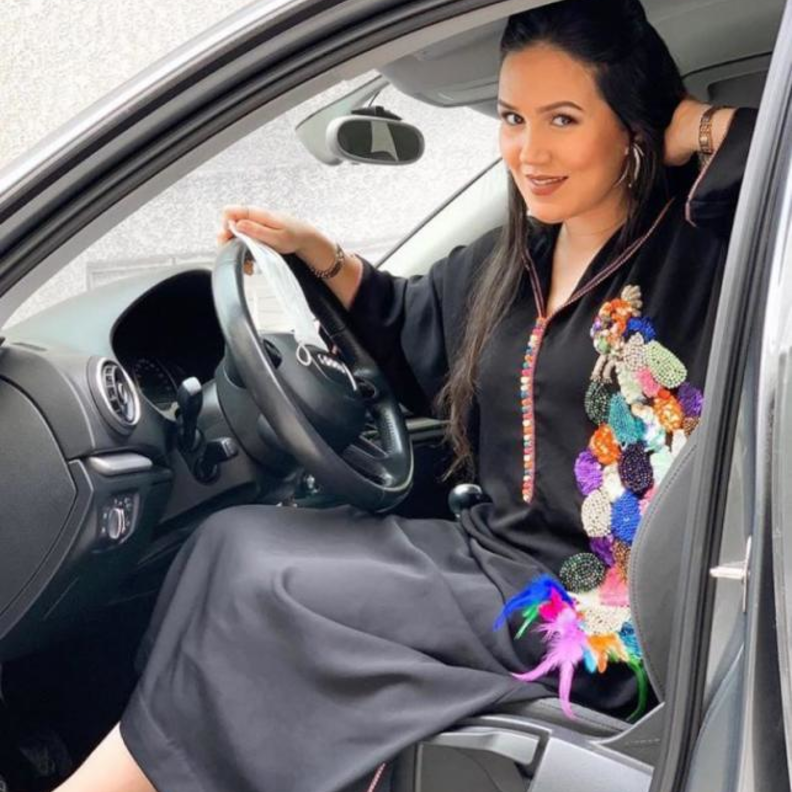  بدت هند ساحرة بالقفطان الأسود لكنّه تميّز بشكّ الخرز الملوّن والريش