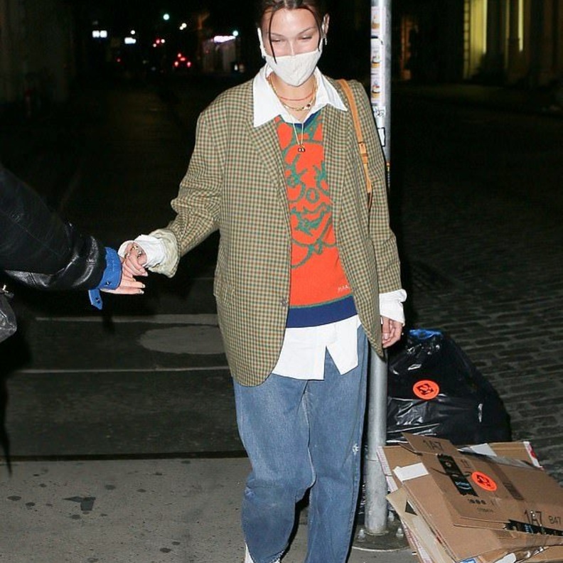 نسّقت قميصاً أبيض مع كنزة برتقالية وفوقها بلايزر بنقشة الـ gingham