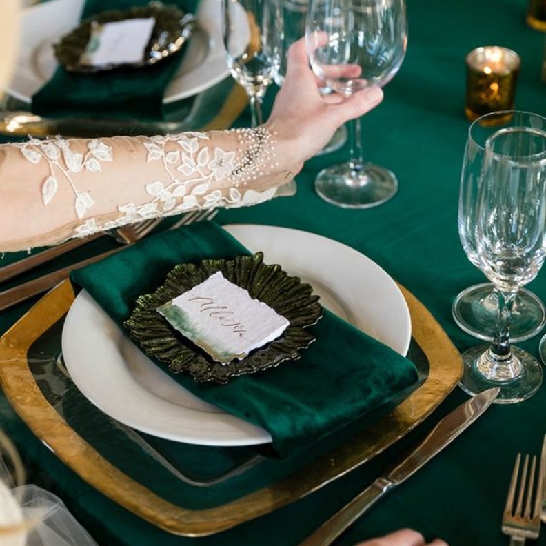  إجعلي اللون الاخضر الزمردي الساحر محور زينة طاولات قاعات افراح