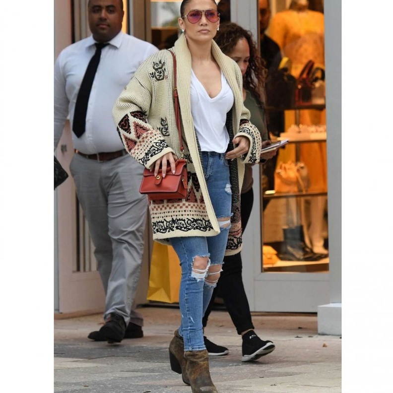  لوك كاجوال في الجينز والكارديغان اعتمدته جينيفر لوبيز