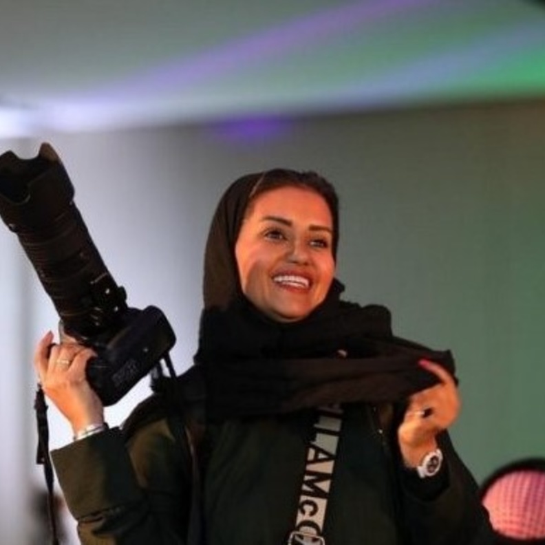 المصورة السعودية أماني القحطاني تحصد الميدالية الذهبية في مسابقة بنين الدولية