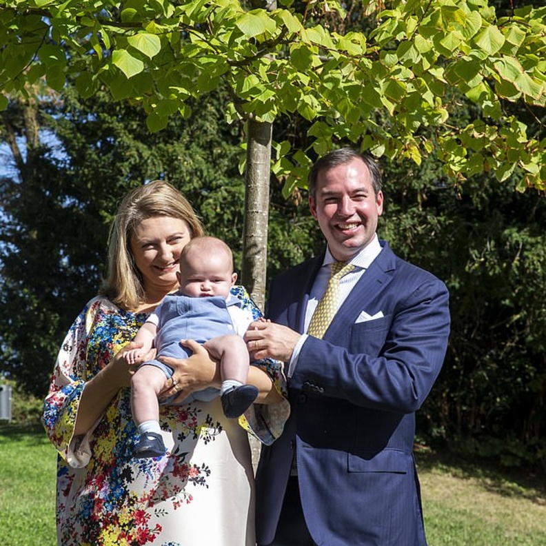 الأمير غيوم وزوجته يزرعان شجرة لطفلهما الأمير تشارلز