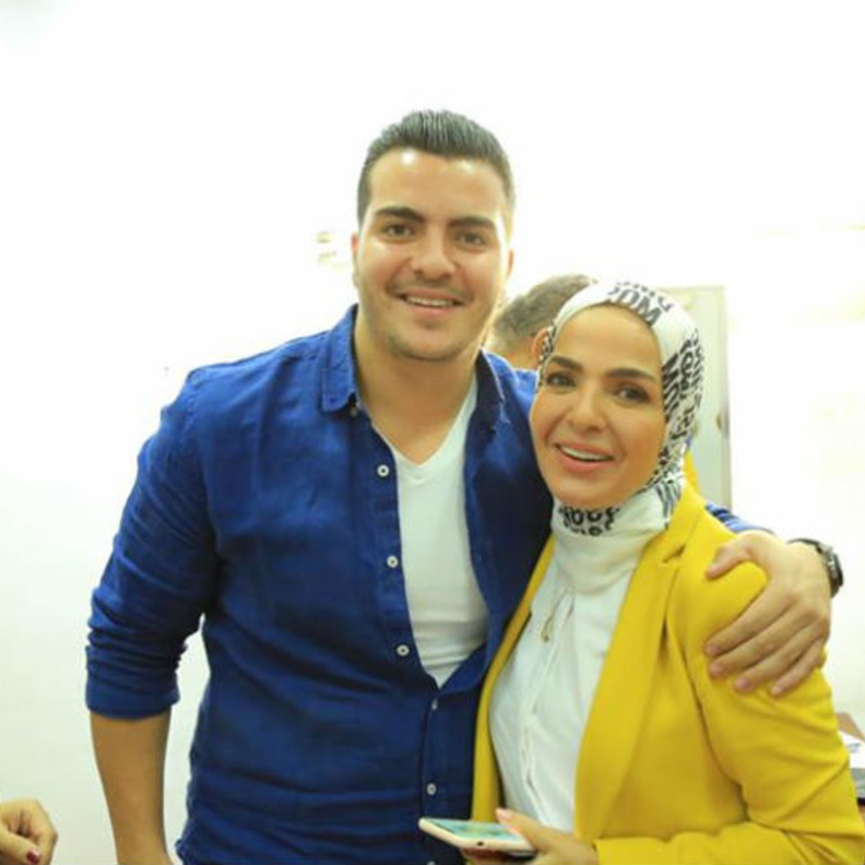 منى عبد الغني وابنها