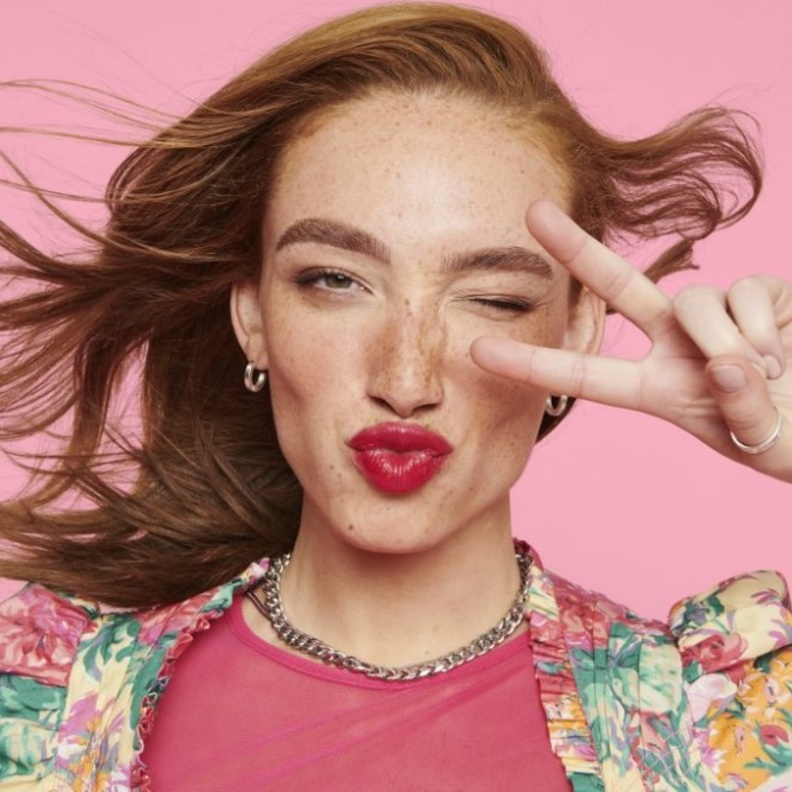  قلم الحواجب Brow Microfilling من Benefit.. تأثير مايكروبليدنغ يدوم لمدة 24 ساعة