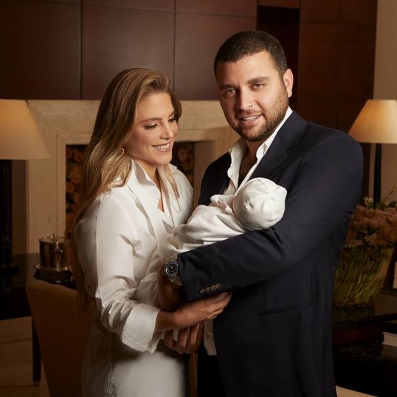 صور حفيدة إيلي صعب في اول ظهور لها مع والديها