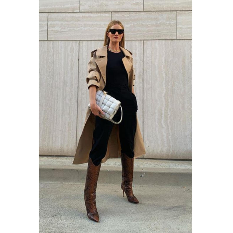  اطلالة مميزة في الترانشكوت البيج اعتمدتها اعتمدته روزي هنتيغتون وايتلي