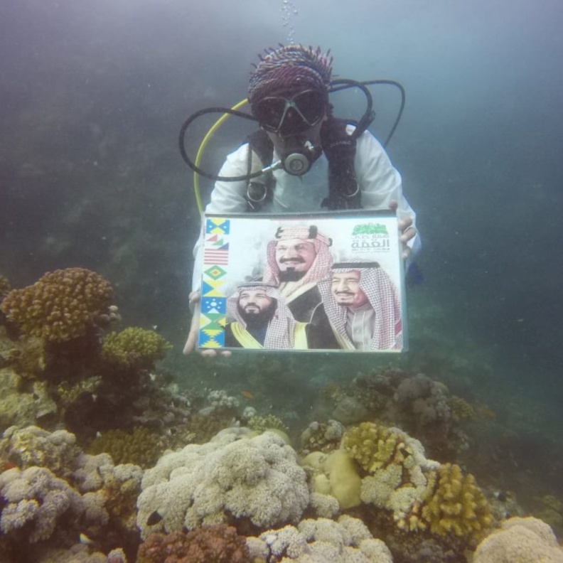  فريق الغوص السعودي يحتفل باليوم الوطني الـ 90 من أعماق البحر 