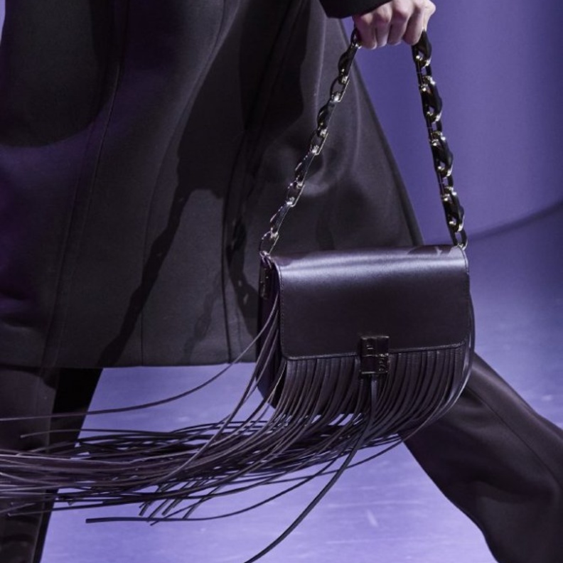 موديلات حقائب مع الشراريب الرفيعة والجلدية من دار Boss