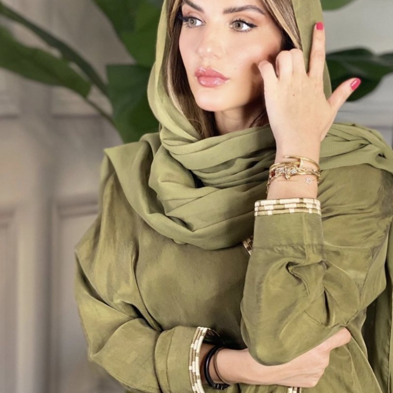  اسلوب آرام قباني في تنسيق المجوهرات مع العبايات