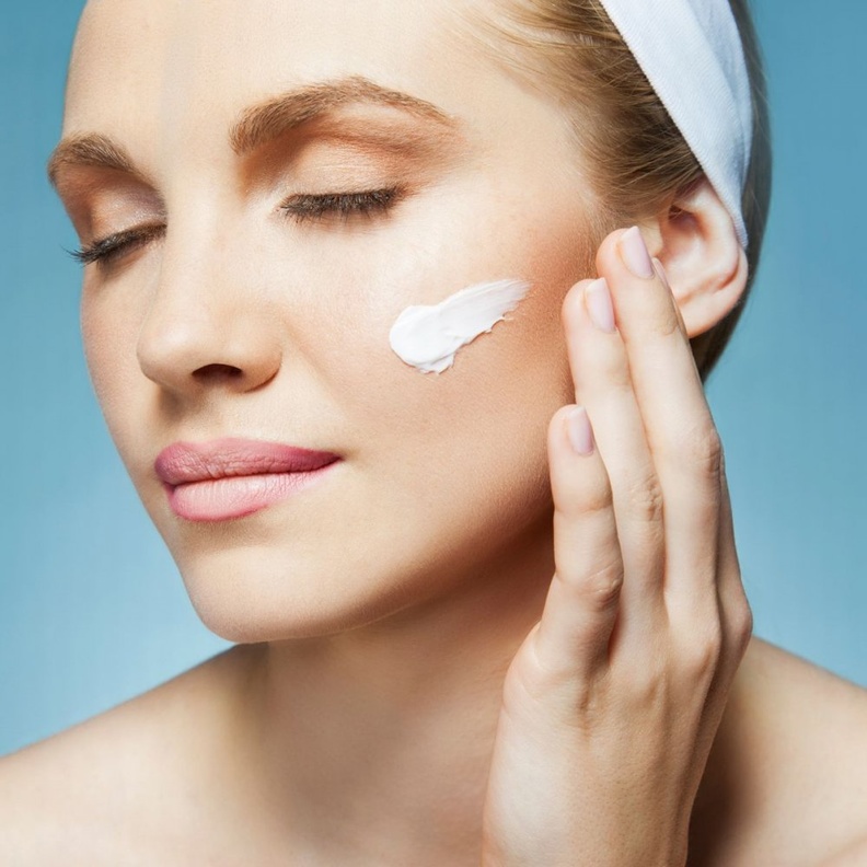  ترطيب البشرة في الليل لوجه مشرق أيام الخريف