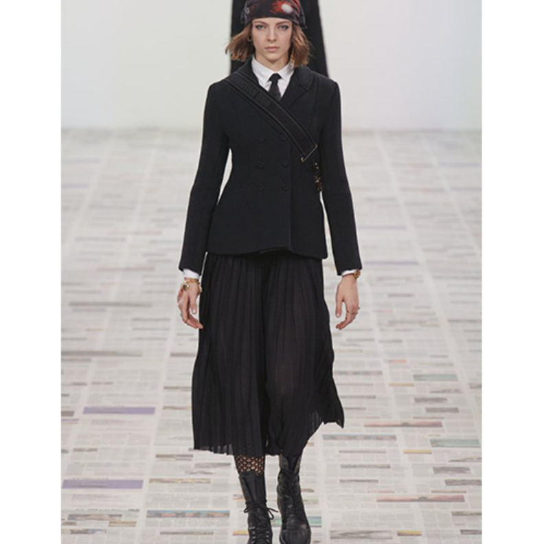 تنسيق الملابس لاخفاء الارداف مع التنورة السوداء من دار Christian Dior