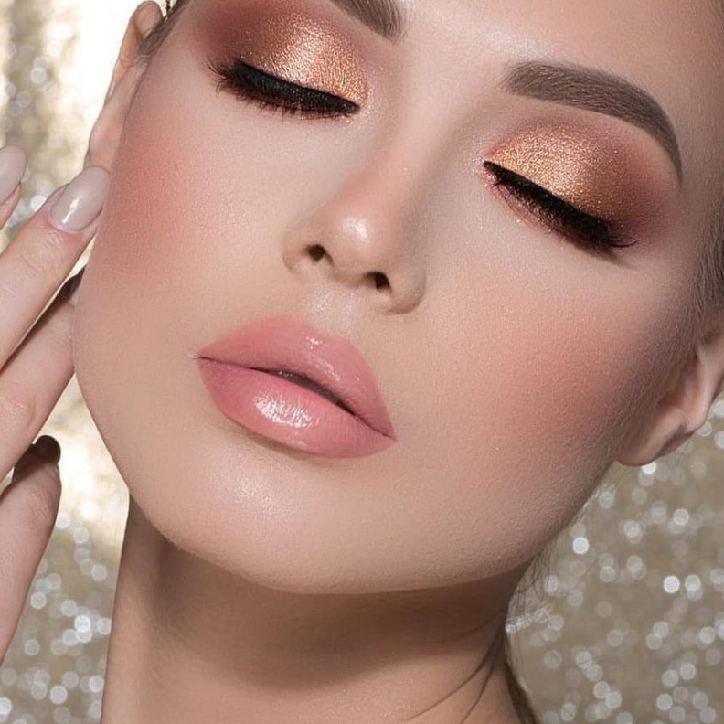 مكياج ذهبي ناعم مناسب لجميع إطلالاتك هذا الخريف