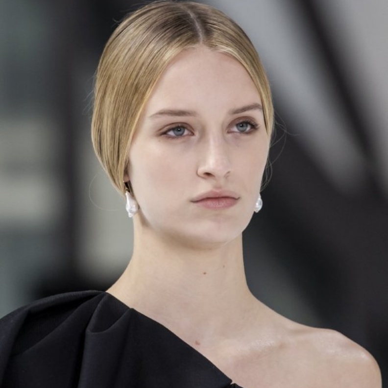  تسريحات شعر للجبين العريض بطريقة تغطي الاذنين من دار Carolina Herrera