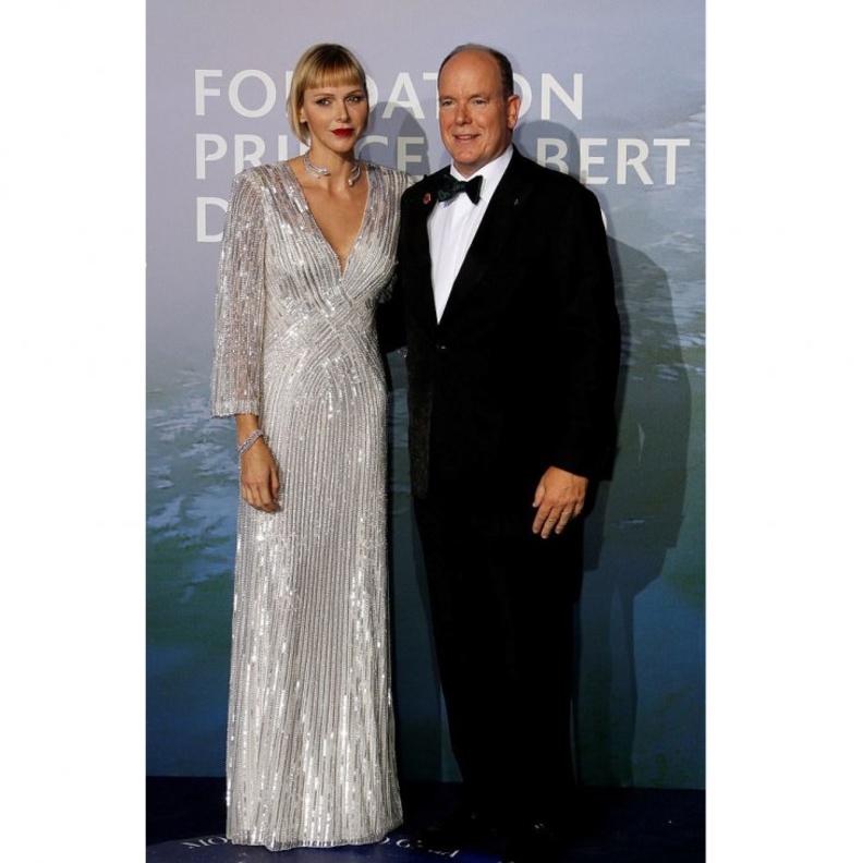 خطفت الاميرة شارلين الأنظار بفستان فضيّ من مجموعة المصممة جيني باكهام