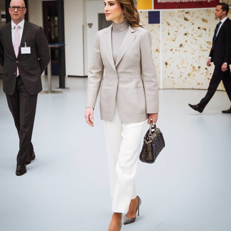  اطلالات انيقة للدوام استوحيها من الملكة رانيا مع البنطلون الابيض والبلايزر الرمادية