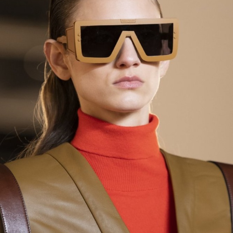  موديلات نظارات شمسية ملونة ومربعة من Balmain
