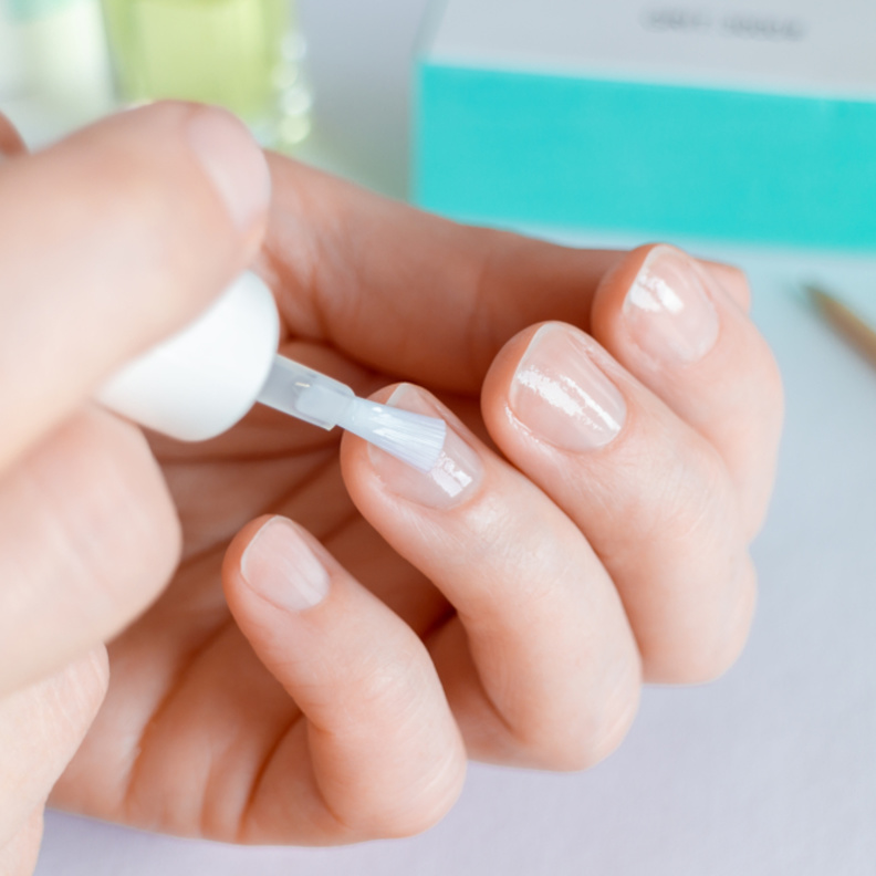  زيت ابرة الراعي لتقوية الاظافر الضعيفة