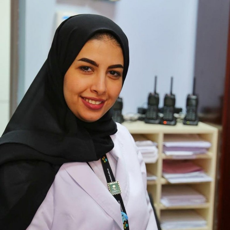 تعرفوا على سارة العنزي أول سائقة اسعاف في المملكة