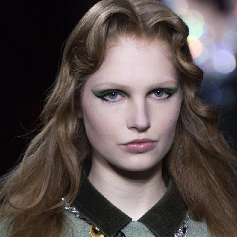 مكياج سموكي بدرجات الاخضر لاطلالة مميزة مع الايلاينر من دار Miu Miu