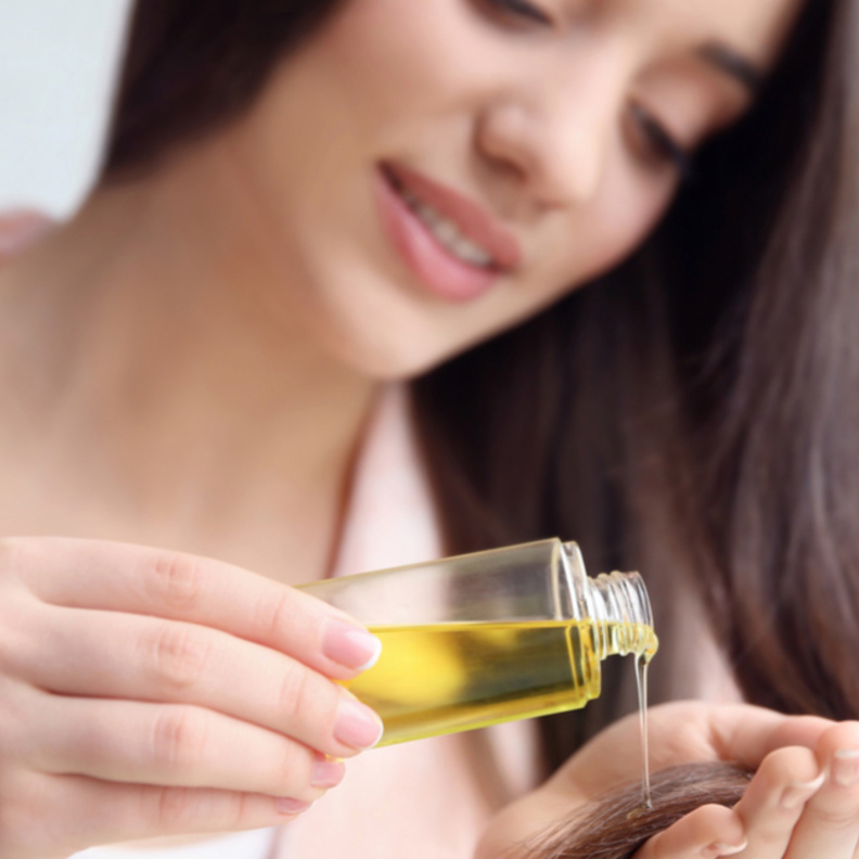 خلطات طبيعية من الزيوت تساعد على تطويل الشعر
