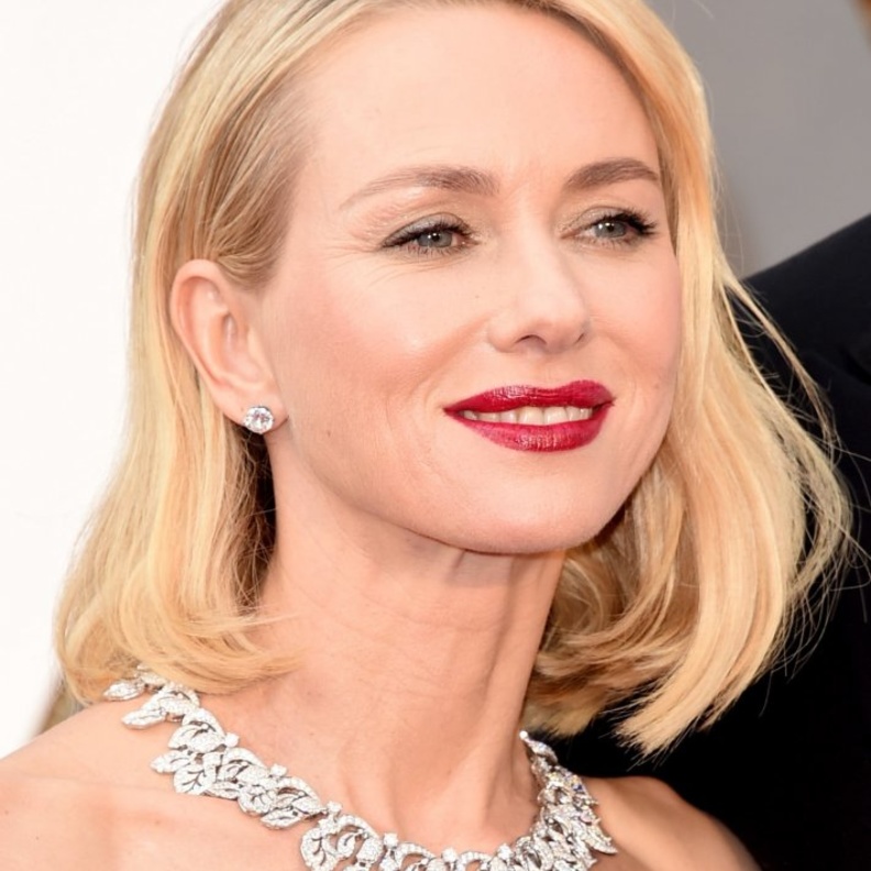 أبرز إطلالات Naomi Watts الجمالية في عيد ميلادها الـ 52
