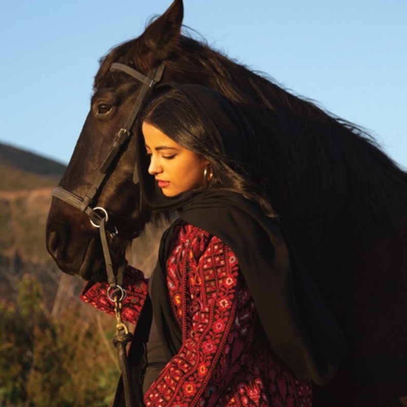 مي، مستشارة ديكورات داخلية