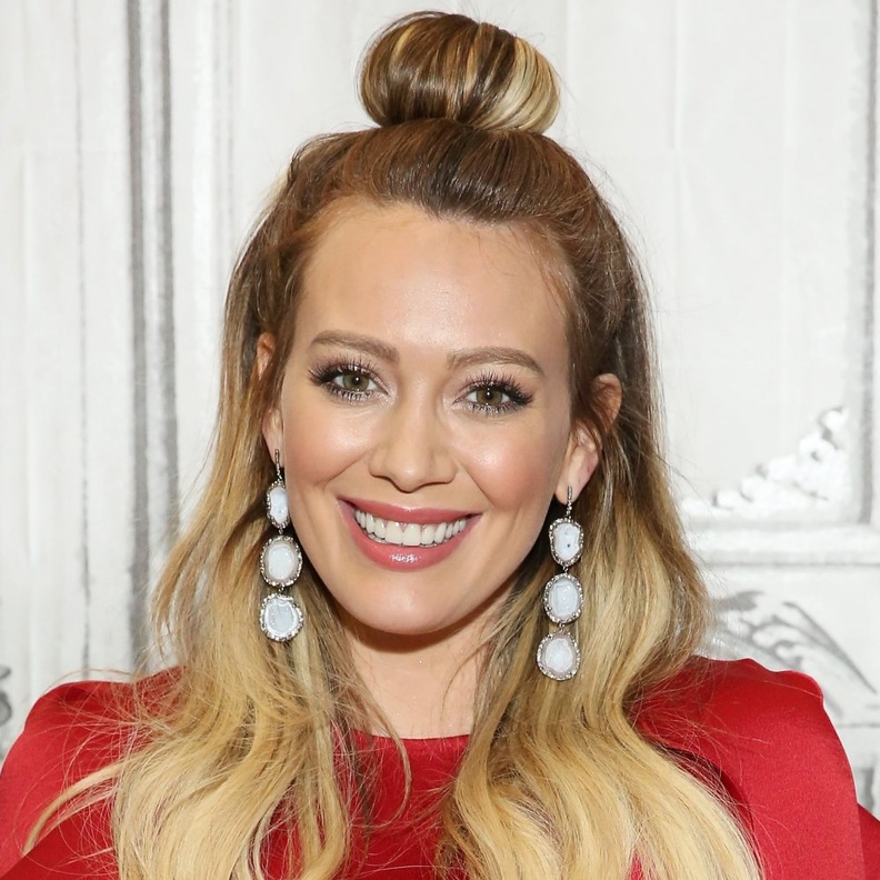 إطلالة عصرية أنثوية من وحي هيلاري