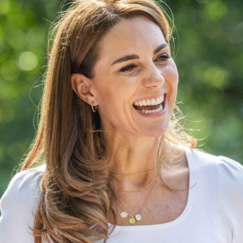 كيت ميدلتون ترتدي قلادتها الذهبية بأحرف أسماء أطفالها الثلاثة الأولى