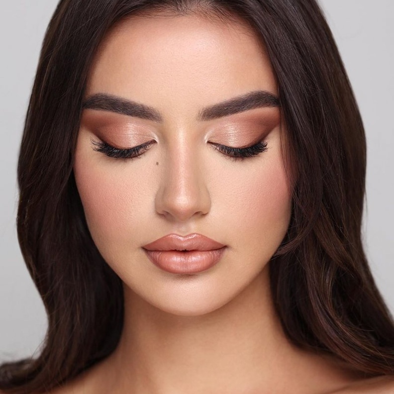 طريقة عمل مكياج ترابي ناعم مناسب لإطلالاتك المسائية بأسلوب رانيا فواز