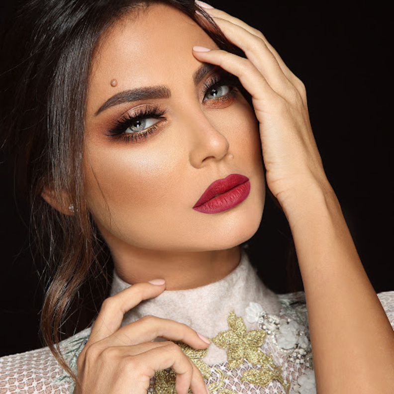 مكياج عيون ناعم وبرونزي يناسب العروس