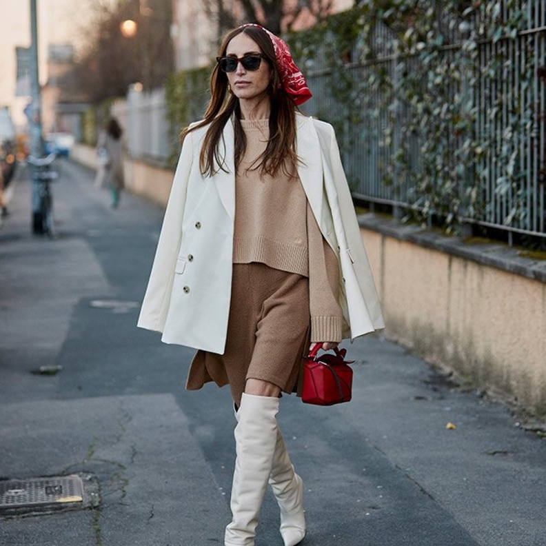 اعتمدي الجزمة البيضاء مع اطلالاتك في التنورة