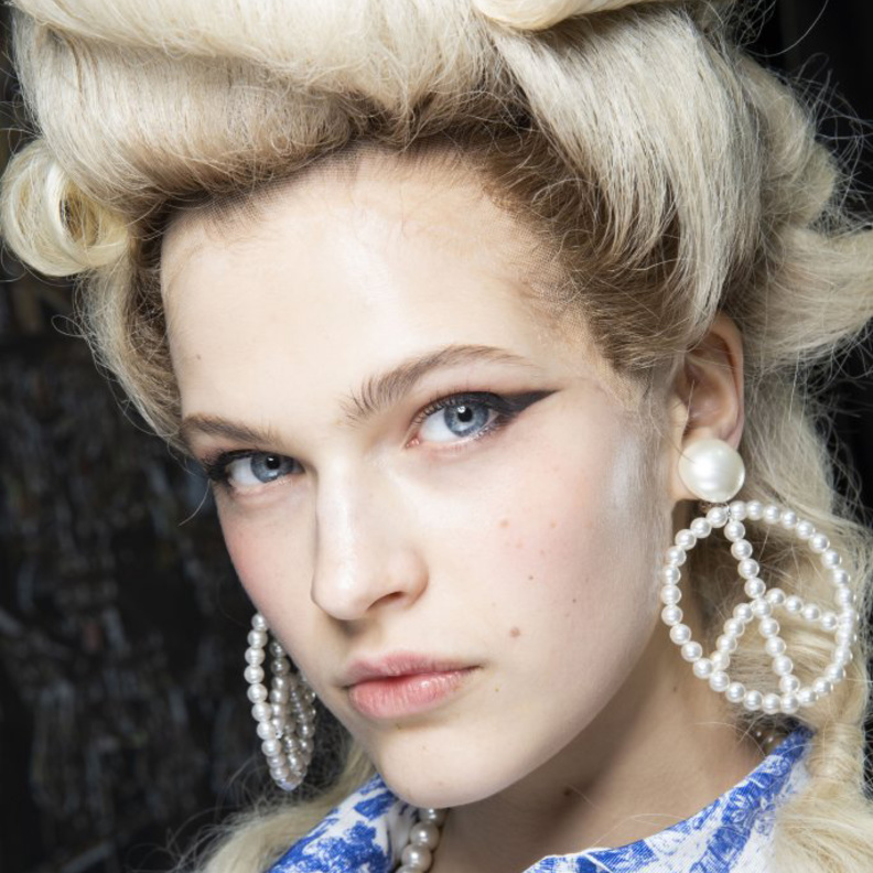  طريقة رسم الايلاينر حسب شكل العين ودمجه مع الظلال كالمحترفين من Moschino