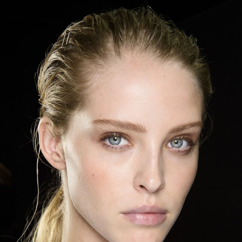 تسريحة ذيل الحصان المنخفضة لإطلالة رائعة خلال العمل عن بعد بأسلوبAlberta Ferretti