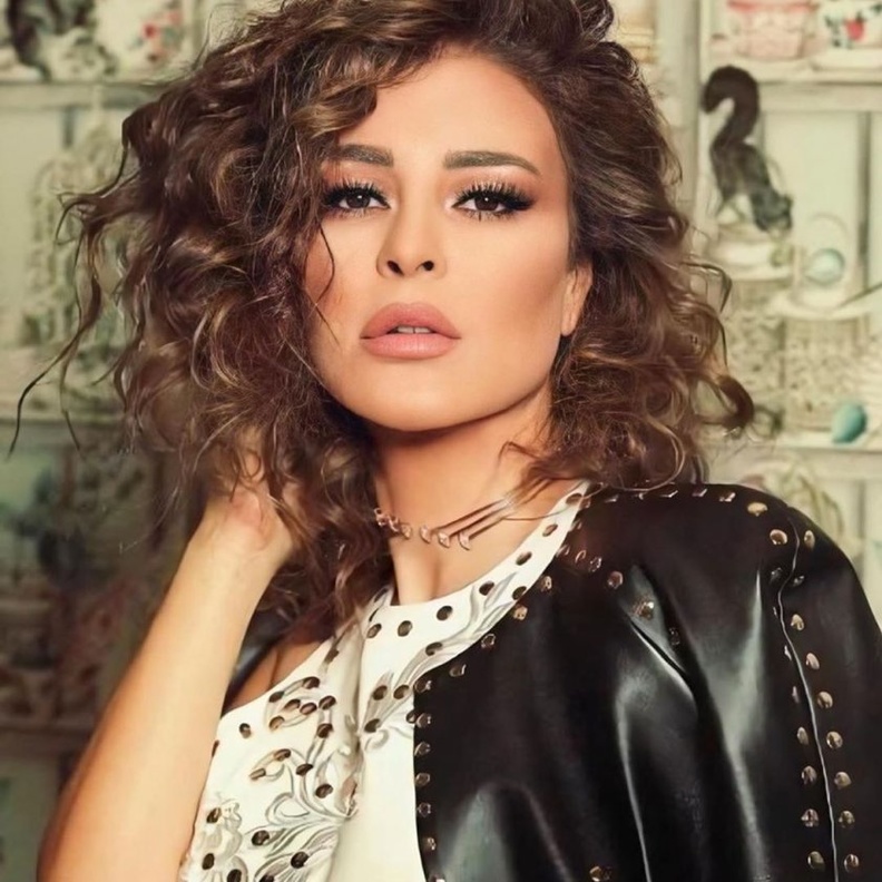 مكياج عيون برونزي قوي بأسلوب ماغي بو غصن