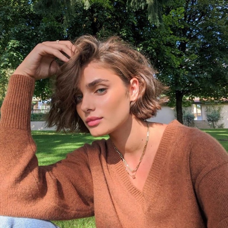 افكار تسريحات الشعر الويفي التي تناسب الكاريه القصير بأسلوب تايلور هيل