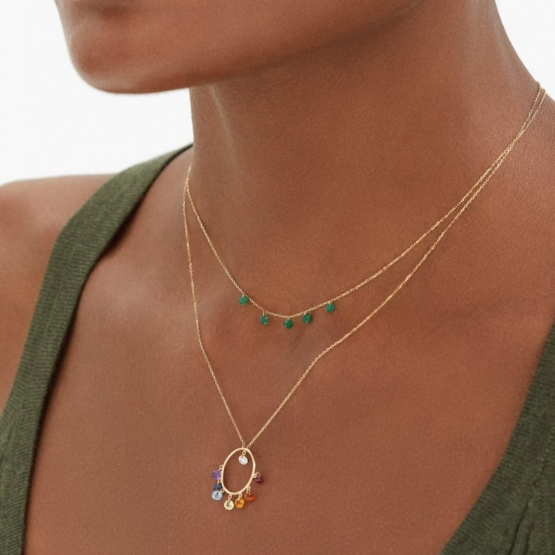 زيني اطلالة العمل بمجوهرات زمرد ناعمة