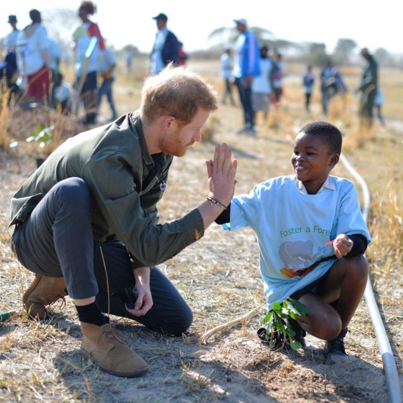 رحلات إنسانية لأفراد العائلات الملكية في أفريقيا