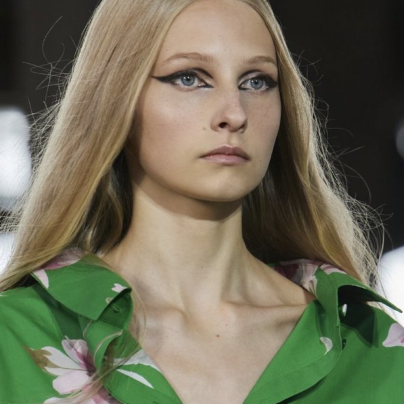 صيحات جمالية 2021 مع الايلاينر الهندسي من دار Valentino